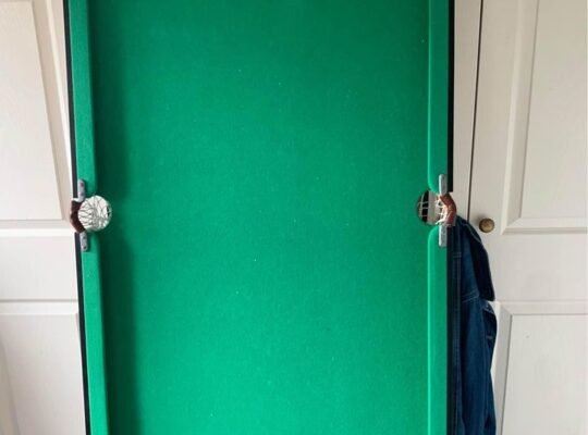 5ft snooker table In great condition with pool balls & cues