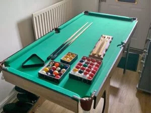 5ft snooker table In great condition with pool balls & cues