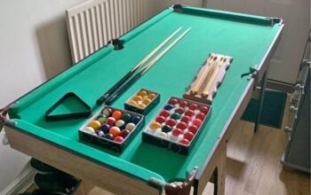5ft snooker table In great condition with pool balls & cues