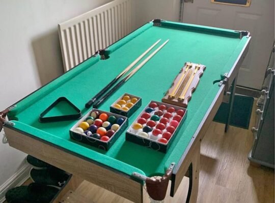 5ft snooker table In great condition with pool balls & cues
