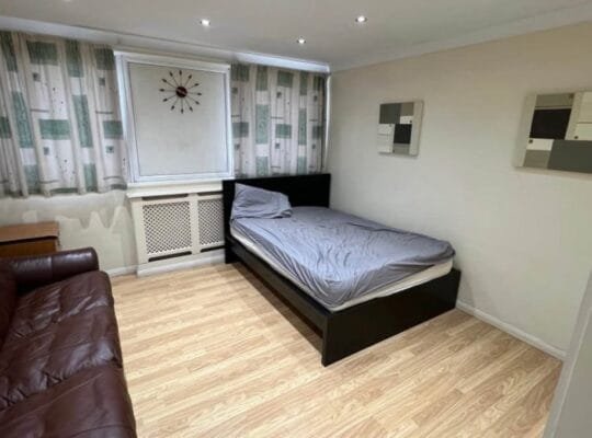 Spacious Double Room in Edgware Road For Rent £800