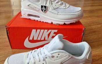 White trainers in size 8 Air max 90s