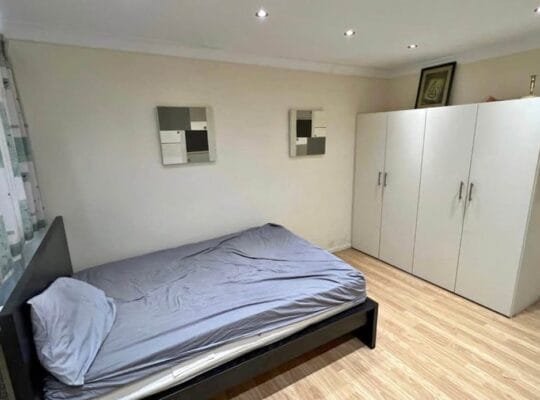 Spacious Double Room in Edgware Road For Rent £800